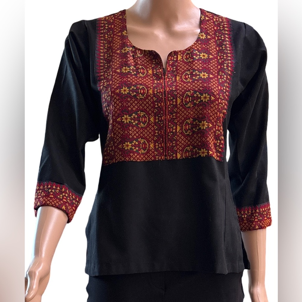 Embroidered Black and Red Women's Split Neck 3/4 Sleeve Top Small